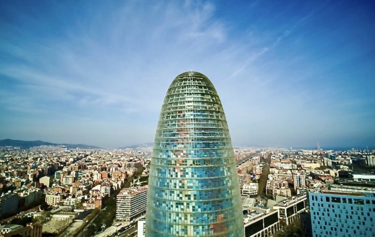Vista aérea de la Torre Glòries y la ciudad de Barcelona