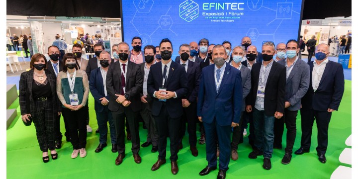 Grupo de profesionales en la feria EFINTEC