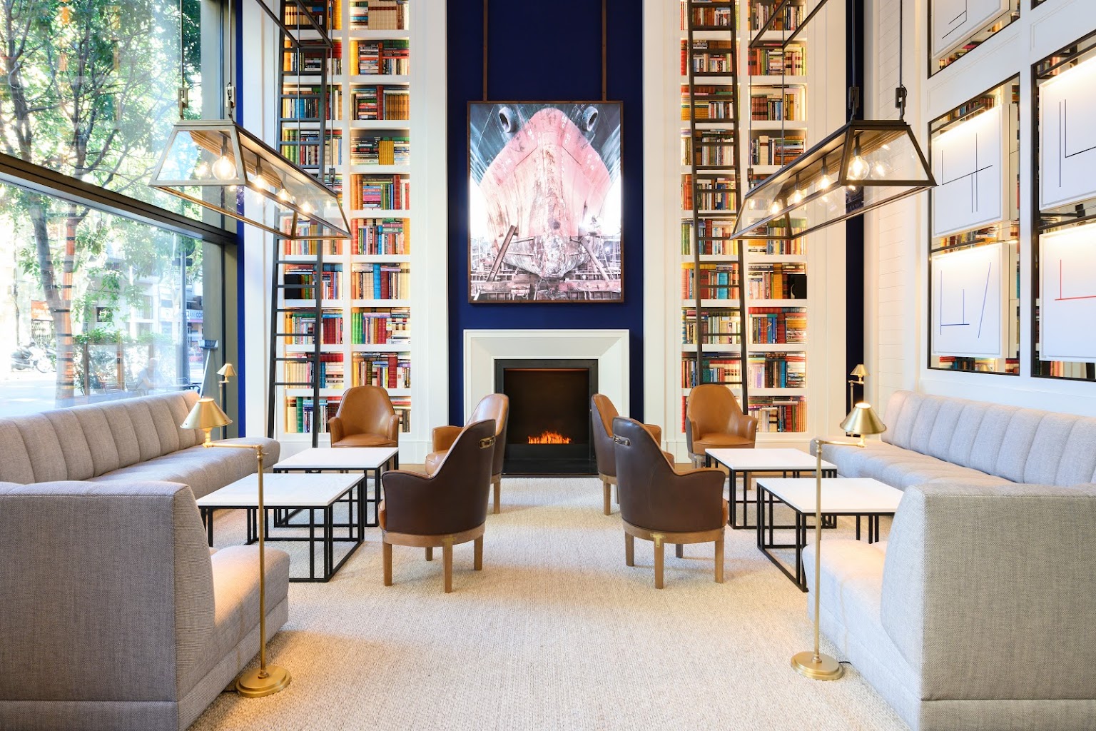 Vestíbulo de hotel con biblioteca y chimenea
