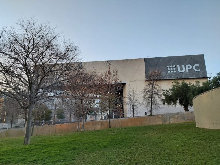 Edificio de la UPC con el logotipo de la universidad