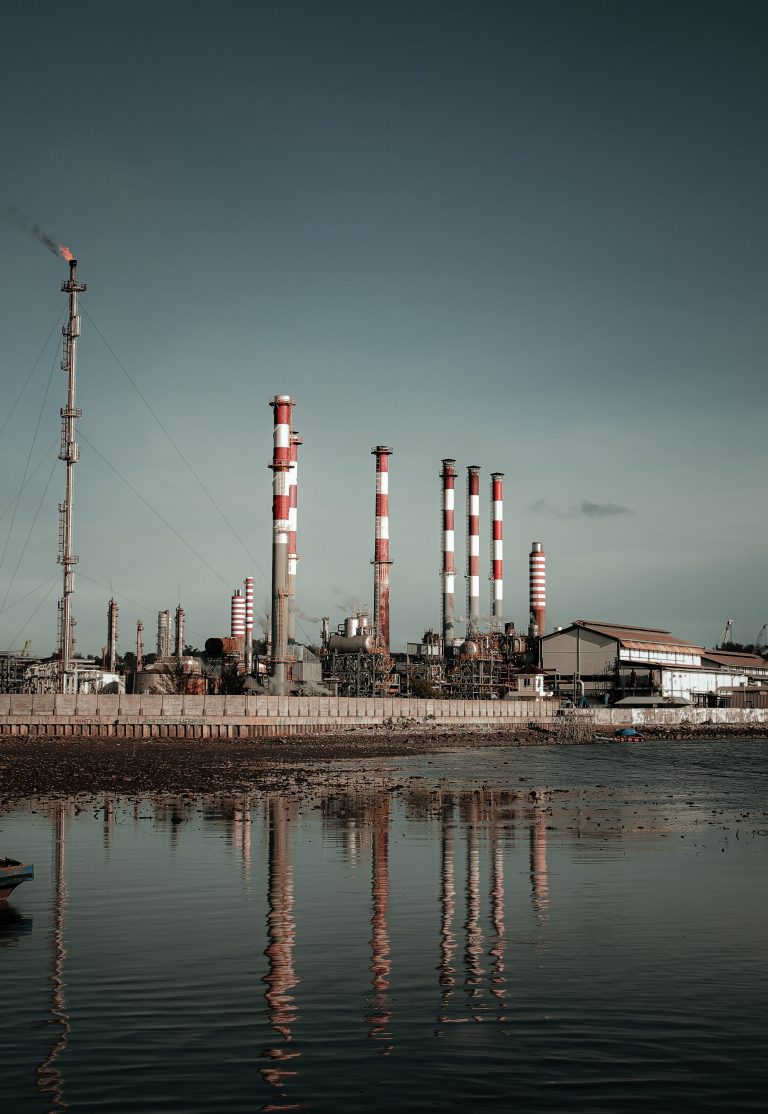 Polígono industrial con chimeneas y depósitos