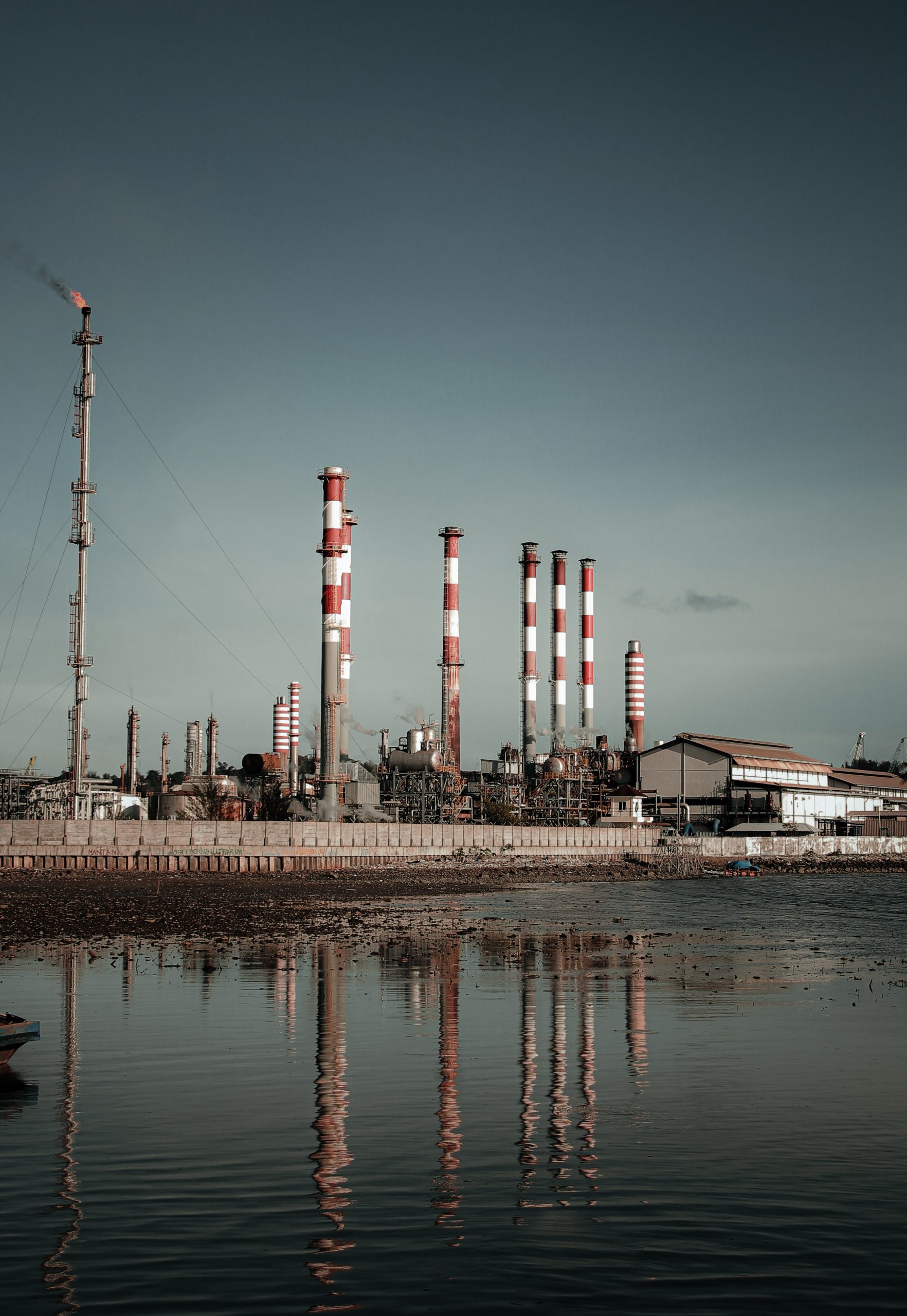 Polígono industrial con chimeneas y depósitos