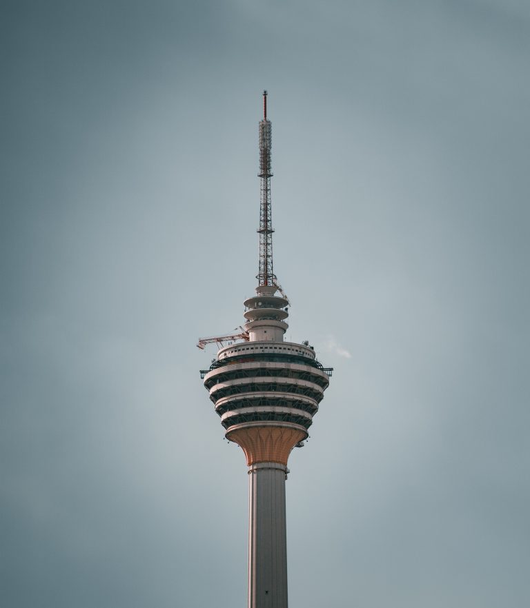Torre de telecomunicaciones con antenas