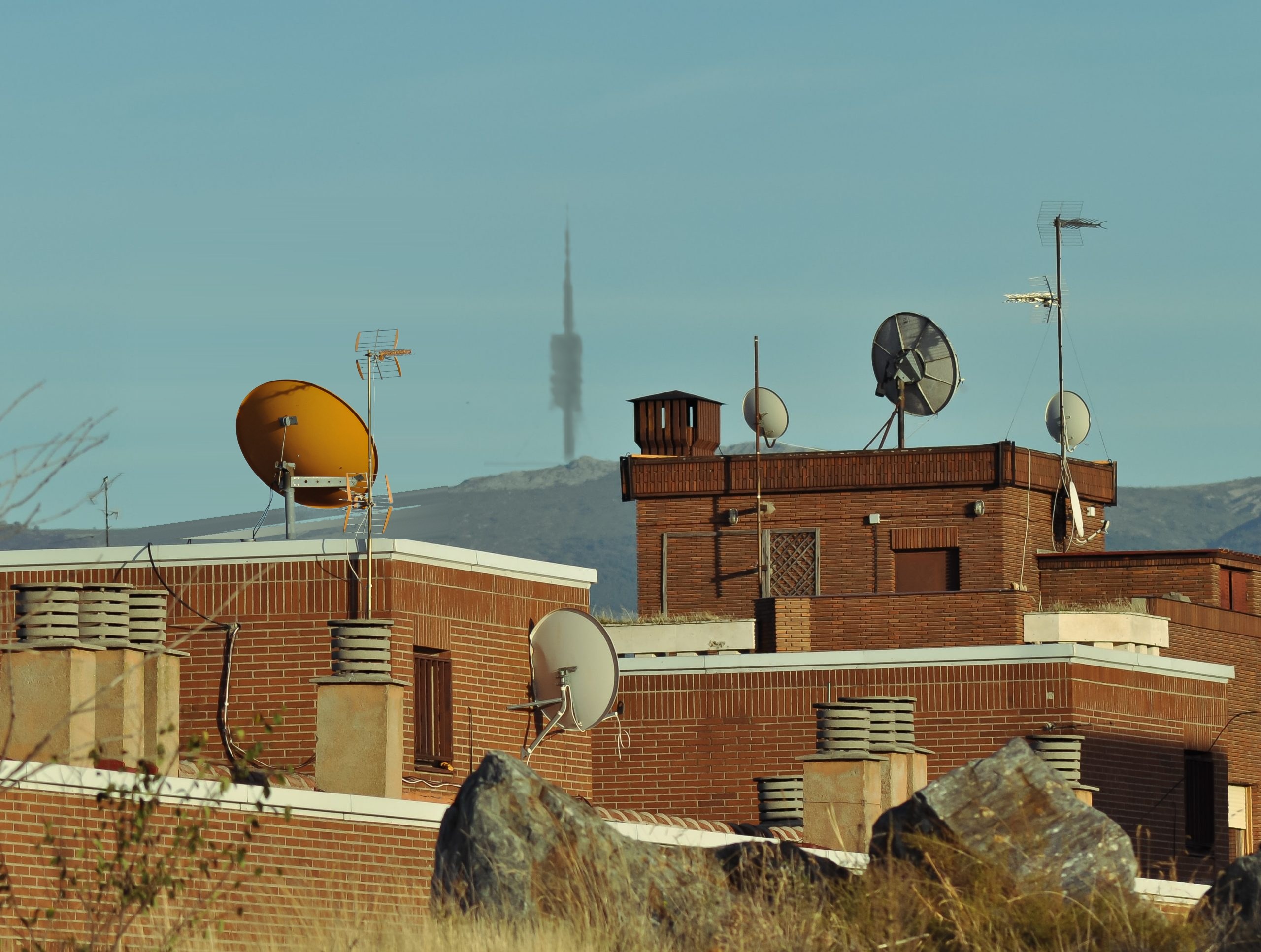 Antenas TDT y parabólicas en las azoteas de Barcelona, con la Torre de Collserola al fondo