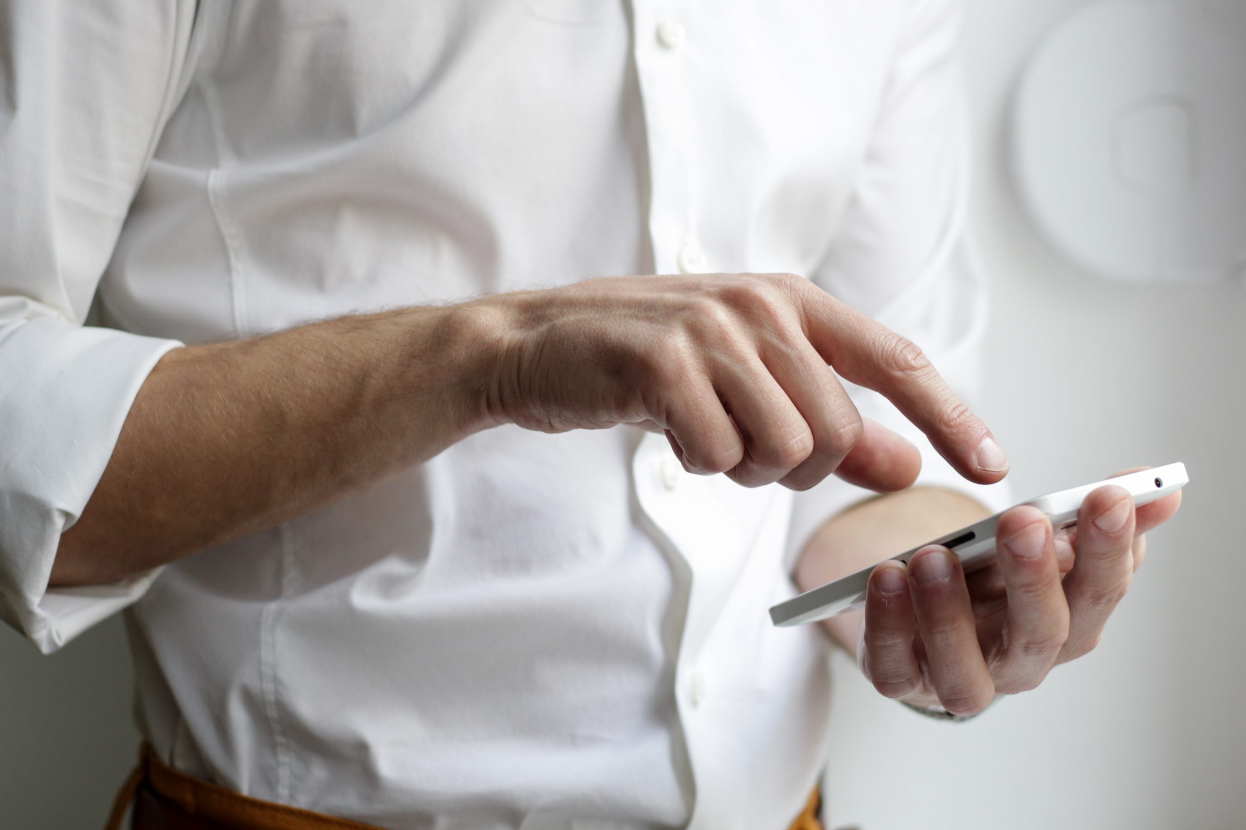 Persona llamando por teléfono móvil para contactar con Electrónica Rodón