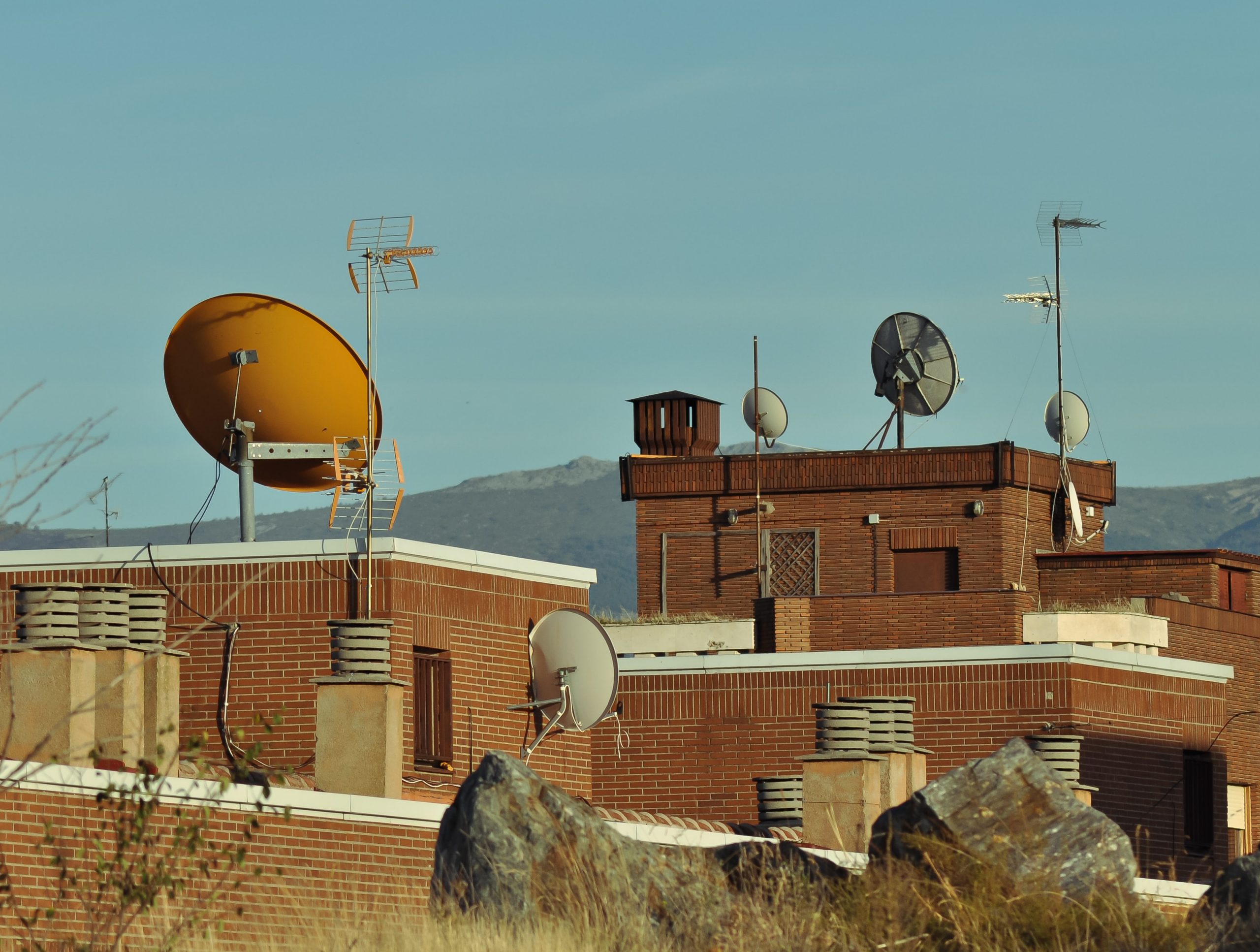 Antenas TDT y parabólicas de satélite en la azotea de un edificio de Barcelona